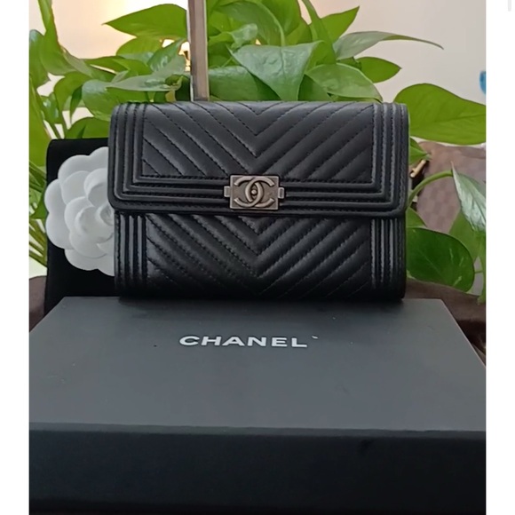 CHANEL Boy Black Chevron  Wallet - Picture 1 of 8